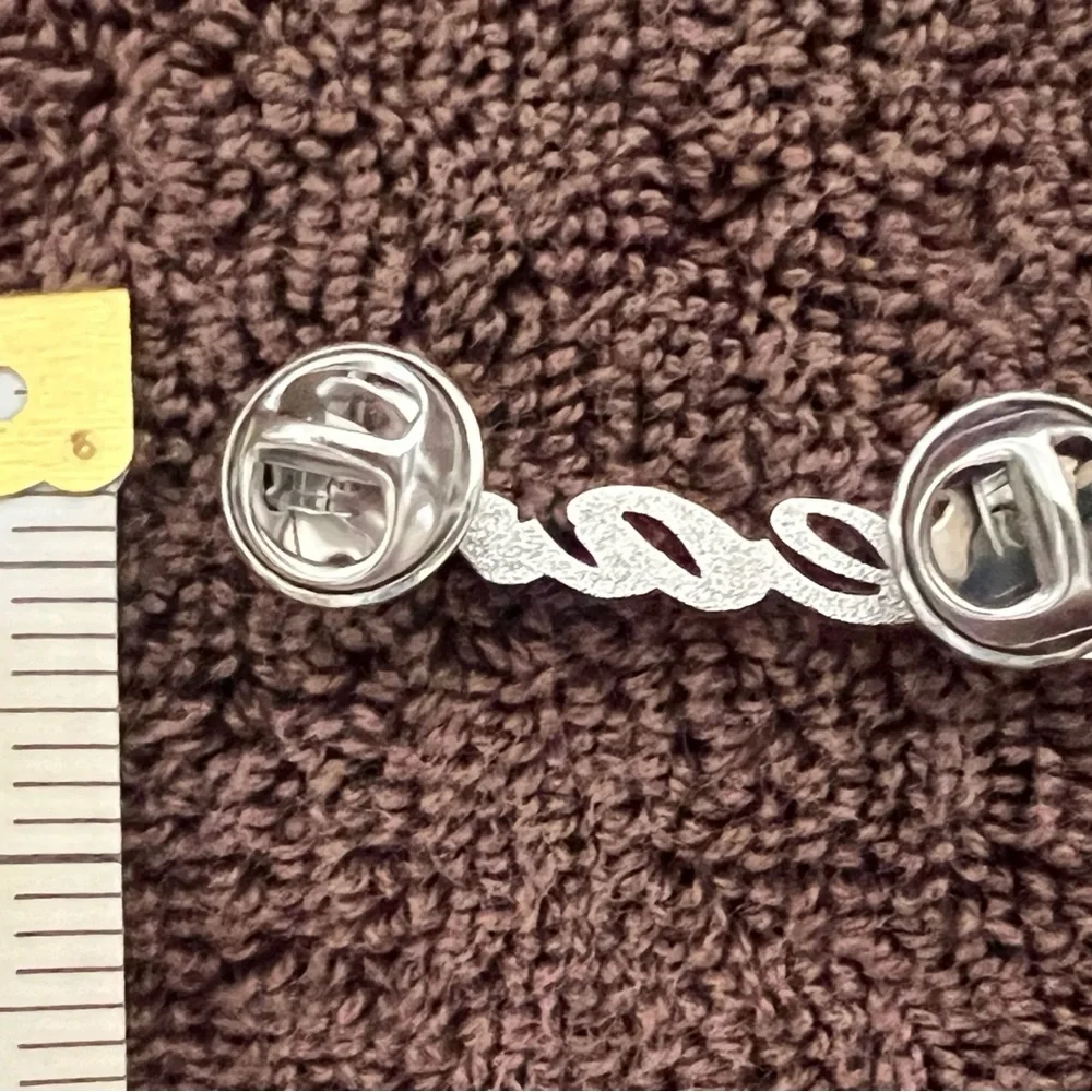 Silver Script 'Sean' Nameplate Pin - Picture 6 of 6